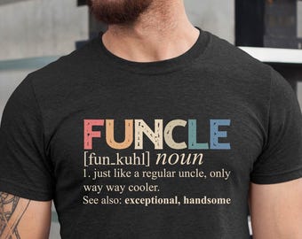 Puede incluir: Camiseta gris oscuro con la palabra "FUNCLE" en letras coloridas. La camiseta define "FUNCLE" como una versión más genial de un tío normal. El texto también incluye las palabras "excepcional" y "guapo".