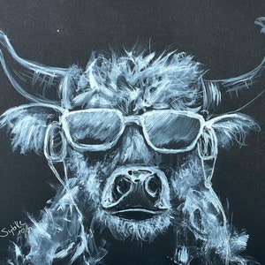 Op de afbeelding: Een witte lijntekening van een stier met een zonnebril op een zwarte achtergrond. De stier is gestileerd getekend, met veel details in de vacht en de hoorns. De zonnebril is een simpel ontwerp, met een donkere lens en een wit montuur.