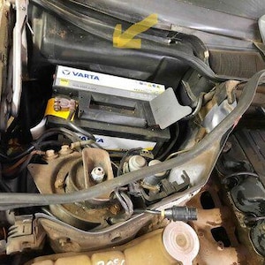 Tapa de la unidad de control del motor/caja de batería – Compatible con Mercedes W124 clásico – OEM 1246261630 – NUEVO