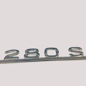 280S Luggage Compartment Emblem – Fits Mercedes W116 S-Class – Nameplate Lettering – NEW