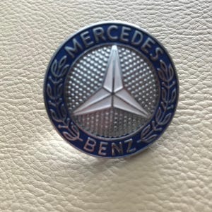 Badge Emblem for Radiator Grille/Engine Bonnet – fits Mercedes W124 and W201 New