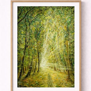 Puede incluir: Pintura al óleo de una escena de bosque soleado. La obra presenta árboles altos con follaje verde, y la luz del sol atraviesa el dosel, iluminando un camino. La pintura está enmarcada en un marco de madera marrón claro.