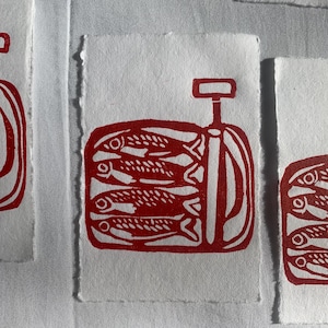 Originele print van sardine uit lino gesneden op handgeschept papier