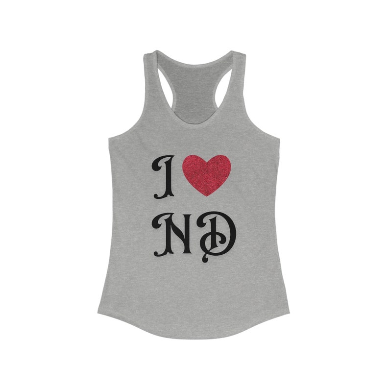 I Heart ND, chemise de fan de Gwen portée par Olivia au festival de Coachella, tenue style concert ska, débardeur Band Merch, débardeur Next Level 1533 Heather Grey