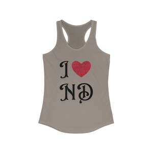 I Heart ND, chemise de fan de Gwen portée par Olivia au festival de Coachella, tenue style concert ska, débardeur Band Merch, débardeur Next Level 1533 Solid Warm Gray