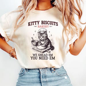 Shirt Funny Kitty Biscuits Bakery: Cat Kneading Comfort Colors T-shirt