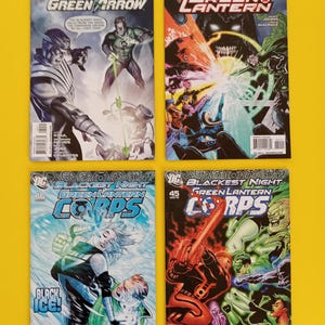 以下が含まれることがあります： 「Blackest Night」シリーズのコミック4冊。表紙には、グリーンランタンのキャラクターの鮮やかなイラストと「Green Arrow」と「Green Lantern Corps」の文字が描かれています。カラーパレットは緑、黒、赤です。