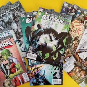 以下が含まれることがあります： DCコミックスのコミック本のコレクション。 「Blackest Night」、「Titans」、「Batman」などのタイトルが特徴です。 表紙は、黄色の背景に、アクション中のキャラクターの鮮やかなイラストを展示しています。 コミックは様々な状態です。