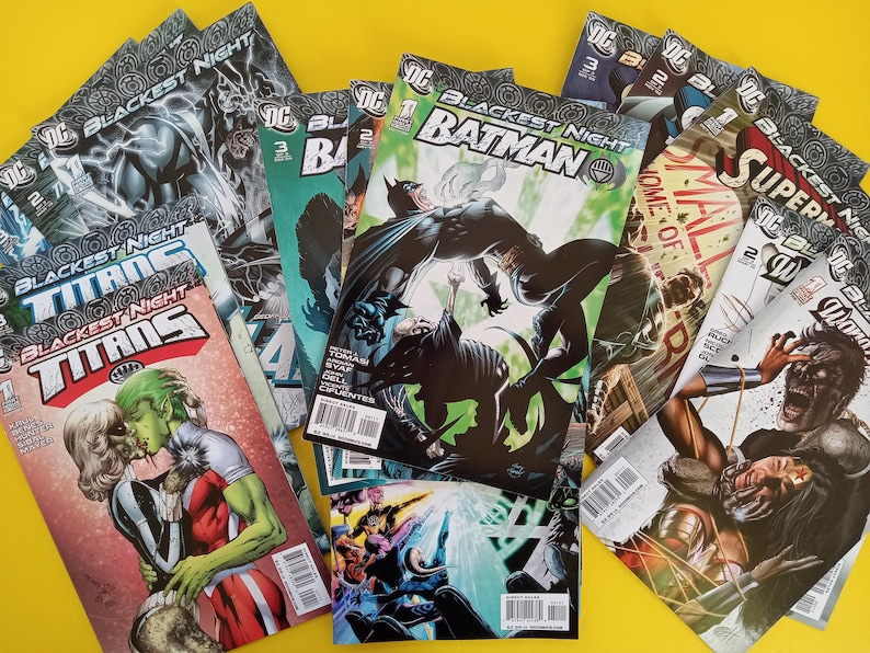 以下が含まれることがあります： DCコミックスのコミック本のコレクション。 「Blackest Night」、「Titans」、「Batman」などのタイトルが特徴です。 表紙は、黄色の背景に、アクション中のキャラクターの鮮やかなイラストを展示しています。 コミックは様々な状態です。