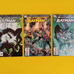 以下が含まれることがあります： バットマンのコミック3冊。「Blackest Night」シリーズで、表紙にはバットマンが描かれています。鮮やかな色使いとダイナミックなイラストが特徴です。背景は黄色です。
