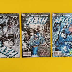 以下が含まれることがあります： 「Blackest Night」シリーズの「The Flash」をフィーチャーした3冊のコミック。表紙には、青いヒーローと「Blue Lantern Flash」のテキストなど、鮮やかな色使いのダイナミックなイラストが描かれています。