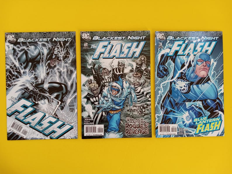 以下が含まれることがあります： 「Blackest Night」シリーズの「The Flash」をフィーチャーした3冊のコミック。表紙には、青いヒーローと「Blue Lantern Flash」のテキストなど、鮮やかな色使いのダイナミックなイラストが描かれています。