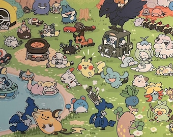 Può includere: Un tappetino da scrivania rettangolare con un'illustrazione colorata e dettagliata di numerose piccole creature stilizzate in un paesaggio erboso con uno stagno, una tenda gialla, una pentola e un veicolo verde scuro, in stile pastello.