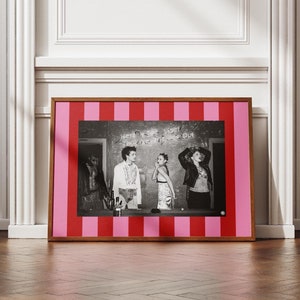 Impresión artística de pared con marco de fotos de rayas llamativas, plantilla personalizable, estética maximalista de moda (rayas gruesas rosas y rojas), impresión digital