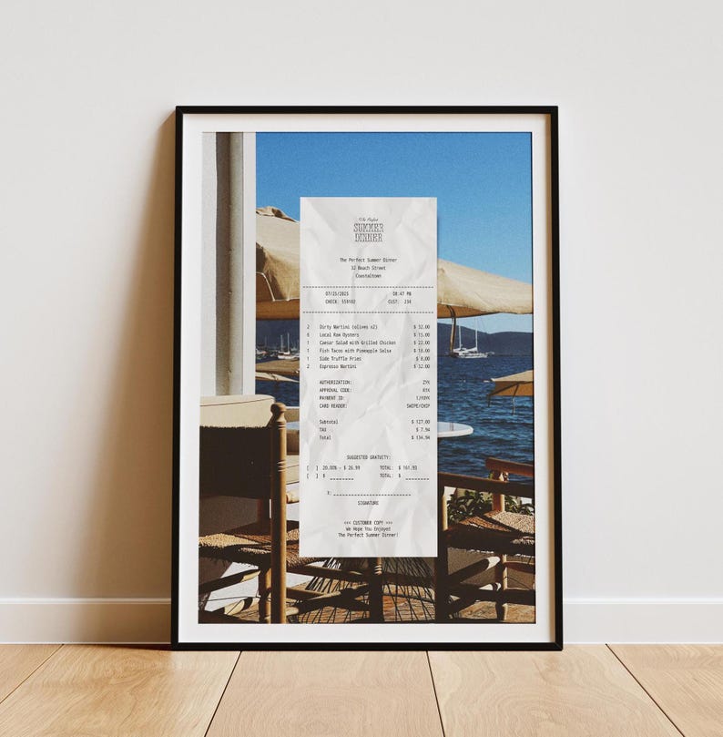 Peut inclure: Un re&ccedil;u du restaurant Summer House, 30 Beach Street, Mykonos, Gr&egrave;ce. Le re&ccedil;u est pour un Dirty Martini, une salade ni&ccedil;oise, une salade C&eacute;sar avec poulet grill&eacute; et des frites &agrave; la truffe. Le re&ccedil;u est sur une table avec deux chaises, un parasol blanc et une vue sur la mer.