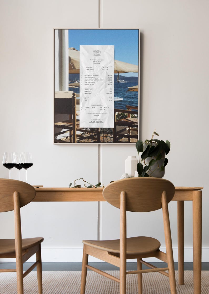Peut inclure: Une impression encadr&eacute;e d'un re&ccedil;u d'un restaurant appel&eacute; "The Perfect Summer" avec une vue sur une mer bleue et des bateaux en arri&egrave;re-plan. Le re&ccedil;u est sur une table avec deux chaises. Il y a une plante dans un pot blanc sur une table en bois au premier plan.