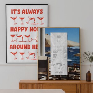 Peut inclure: Une impression encadr&eacute;e d'un re&ccedil;u du The Perfect Sunset Tavern, un restaurant situ&eacute; sur Beach Street. Le re&ccedil;u est imprim&eacute; sur du papier blanc avec de l'encre noire et liste divers articles de nourriture et de boissons. Le re&ccedil;u est encadr&eacute; contre une photographie bleue et blanche d'une sc&egrave;ne de plage avec des bateaux et une chaise en bois.