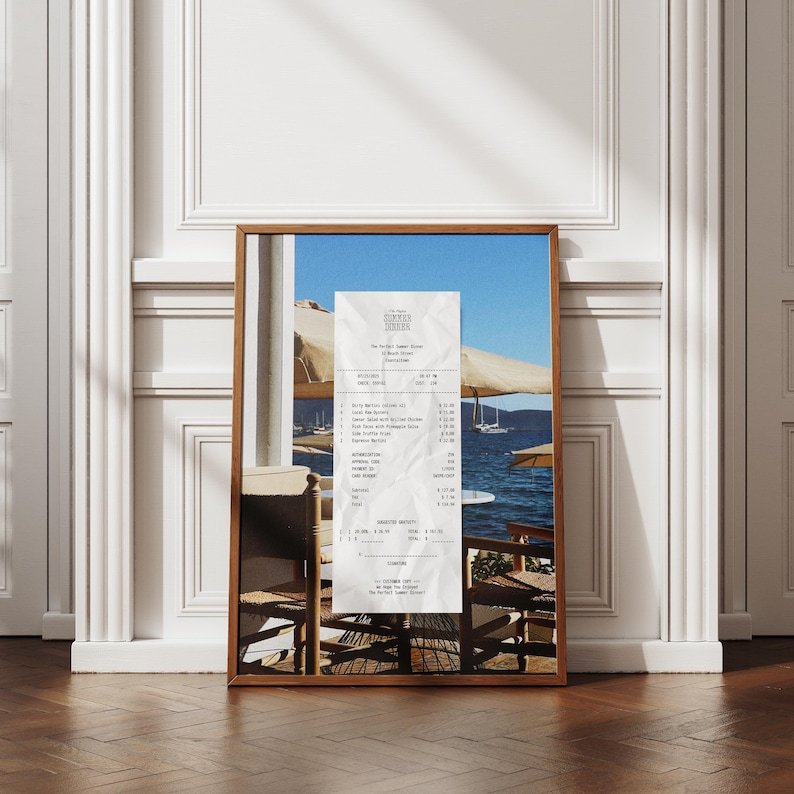 Peut inclure: Un re&ccedil;u du "The Harbor Cafe & Bar" en Gr&egrave;ce, montrant une liste d'articles de nourriture et de boissons avec leurs prix. Le re&ccedil;u est sur une table avec deux chaises, donnant sur une mer bleue avec des bateaux au loin.