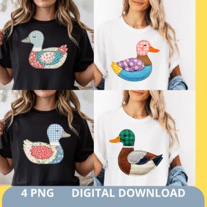 Peut inclure: Quatre t-shirts, deux noirs et deux blancs, chacun avec un motif de canard en patchwork. Les canards ont divers motifs et couleurs, y compris des tissus à carreaux, floraux et unis. Le texte "4 PNG DIGITAL DOWNLOAD" est en bas.