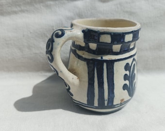 Traditioneller blauer Korond-Keramikbecher aus Siebenbürgen, kleine Volkskeramik mit Volksblumenmotiv
