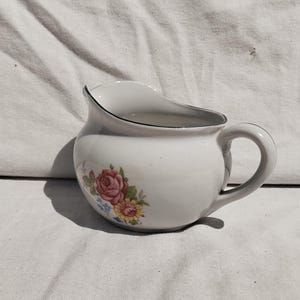 Vintage weiße Milchkännchen mit Rosenmotiv, ungarische Keramik Milchausgießer