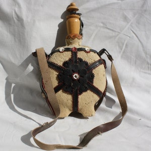 Bouteille d’eau folklorique en bois, flacon en bois vintage, flacon en bois d’art populaire, bouteille d’eau en peau de daim