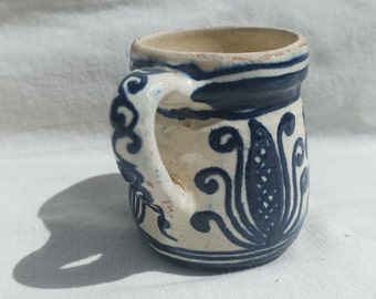 Traditionelle Folklore Vintage Keramikbecher mit Volksblumenmotiv, Folk Korund glasierter Krug mit Tulpenmotiv, kleine Volkskeramik