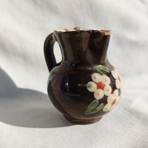 Cruche brune miniature en céramique folklorique de Hongrie, vase motif floral folklorique image 1
