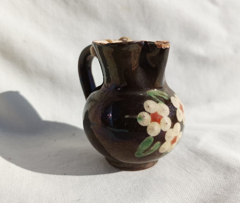 Cruche brune miniature en céramique folklorique de Hongrie, vase motif floral folklorique image 1