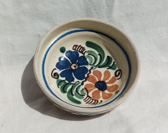 Assiette folklorique vintage en céramique avec motif floral folklorique, petite poterie folklorique, assiette murale en céramique