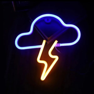 Op de afbeelding: Een neonbord in de vorm van een wolk met daaronder een gele bliksem. De wolk is blauw en de bliksem is geel.