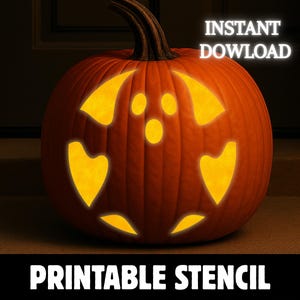 Può includere: Una zucca arancione con un volto intagliato, illuminata dall'interno, è appoggiata su una superficie scura. La zucca presenta un design spettrale con ritagli gialli luminosi. Le parole "INSTANT DOWNLOAD" e "PRINTABLE STENCIL" sono visualizzate.
