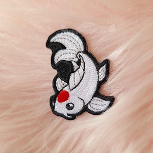 Peut inclure: Patch thermocollant brodé blanc représentant un poisson koï avec une tache rouge sur la tête. Le poisson nage vers le haut.