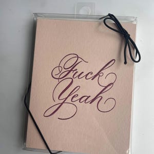 Carte de voeux typographique Fuck Yeah, pressée à la main de manière durable avec amour dans le Maryland, carte de célébration / mariage, F * CK, féministe grossière