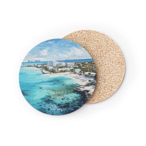Könnte beinhalten: Runder Korkuntersetzer mit einem farbenfrohen Bild einer Strandszene in Nassau, Bahamas. Das Bild zeigt einen weißen Sandstrand, türkisfarbenes Wasser und Gebäude in der Ferne. Der Text "NASSAU BAHAMAS" ist auf den Untersetzer gedruckt.