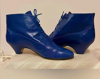 Botines de tobillo con cordones de piel italiana azul marino de los años 60 (nuevos con caja)