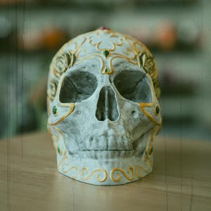 Kunstvoller Totenkopf Deck Box & Würfelhalter - 15 cm | Anpassbare Juwel Akzente | 3D gedrucktes Gaming-Zubehör