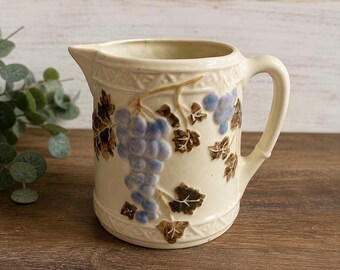 Vintage gesigneerde 1966 Grapevine Pottery kruik crème blauwe druiven boerderij 6,5"