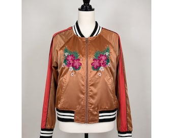 Mossimo Supply Co Dames Bomberjack van satijn met bloemenborduurwerk, koperroze, maat M