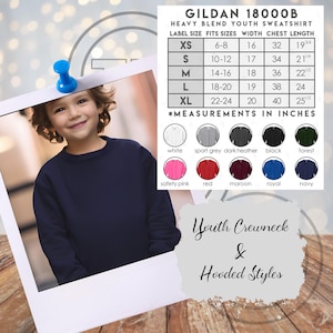 Op de afbeelding: Een marineblauw sweatshirt met ronde hals voor jongeren. De afbeelding bevat een maattabel met afmetingen in inches en kleuropties. Het sweatshirt is verkrijgbaar in de maten XS tot XL. De tekst "Youth Crewneck & Hooded Styles" is ook zichtbaar.