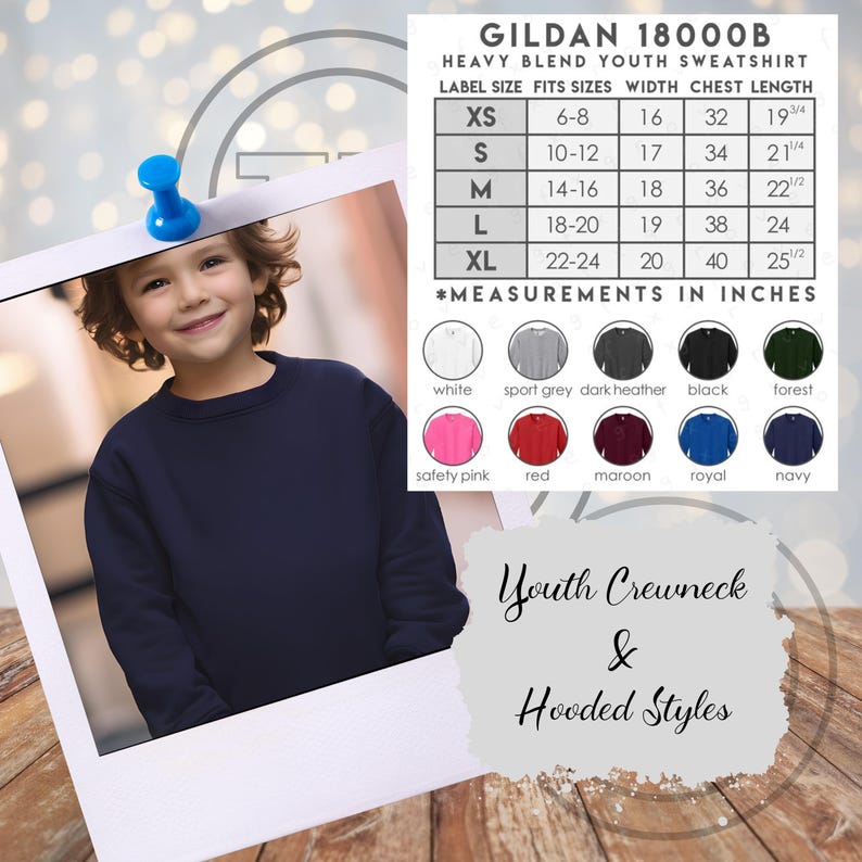 Op de afbeelding: Een marineblauw sweatshirt met ronde hals voor jongeren. De afbeelding bevat een maattabel met afmetingen in inches en kleuropties. Het sweatshirt is verkrijgbaar in de maten XS tot XL. De tekst "Youth Crewneck & Hooded Styles" is ook zichtbaar.