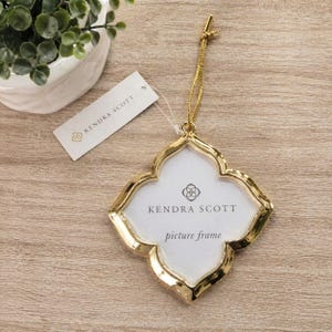 Kendra Scott Guldfärgad Tavelramsprydnad 7,5 cm Filtbaksida Miniram Present Chic Luxe