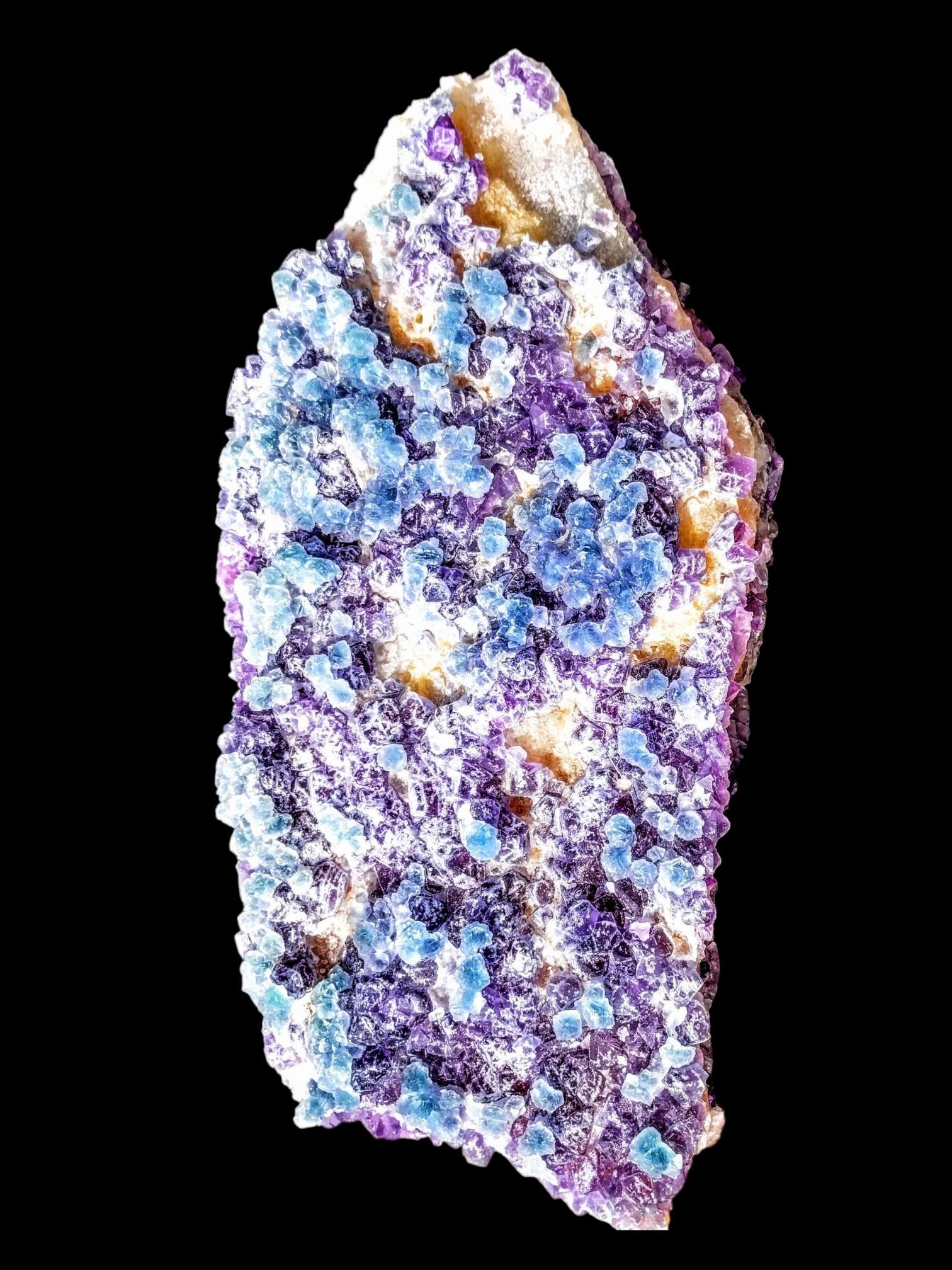 緑と紫の鉱石結晶 方解石上の希少な立方晶蛍石結晶：青、緑、紫の鉱物 - 中国浙江省