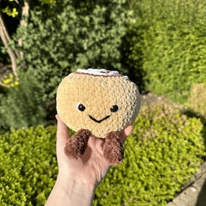 Physical Crocheted Cinnamon Bun Plush – &quot;Cindy&quot; the Cinnamon Roll | Handmade Amigurumi Plushie | Cute Bakery-Themed Gift | Kawaii Food Decor
