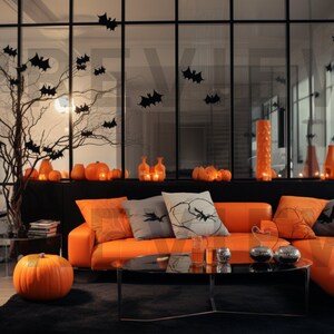 Puede incluir: Una sala de estar decorada para Halloween con un sofá seccional naranja, almohadas negras y calabazas naranjas. La habitación cuenta con una ventana grande, una mesa de café negra y una estantería de metal negro.