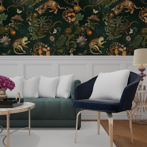 Dunkelgrüne Tapete mit Gepard, Affen, Schmetterlingen und tropischen Blumen. Schälen und kleben oder regelmäßige Vinylwandkunst. Benutzerdefinierte Größe.