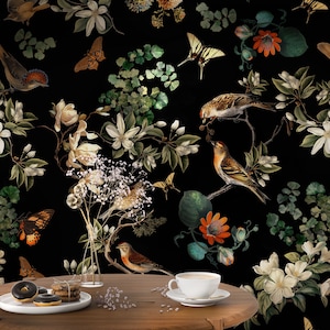 Düstere Tapete mit kleinen Vögeln, Schmetterlingen und Blumen. Florales Peel and Stick oder normale Vinyltapete. Botanische Wanddekoration, abnehmbar.