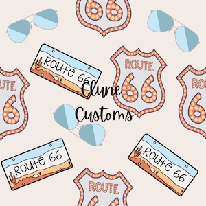 Puede incluir: Un patrón sin costuras con ilustraciones de temática Route 66. El patrón incluye una placa de matrícula Route 66 azul y blanca, una señal Route 66 azul y blanca, un escudo Route 66 azul y blanco y un par de gafas de sol aviador azules. El texto "Clune Customs" está escrito en cursiva negra.