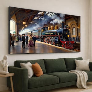 Könnte beinhalten: Gerahmter Druck einer Vintage-Bahnhofsszene. Das Bild zeigt einen schwarzen und roten Dampfzug mit der Aufschrift "Orient Express" auf einem Bahnsteig mit Menschen in historischer Kleidung. Die Szene spielt in einem großen, gewölbten Gebäude.