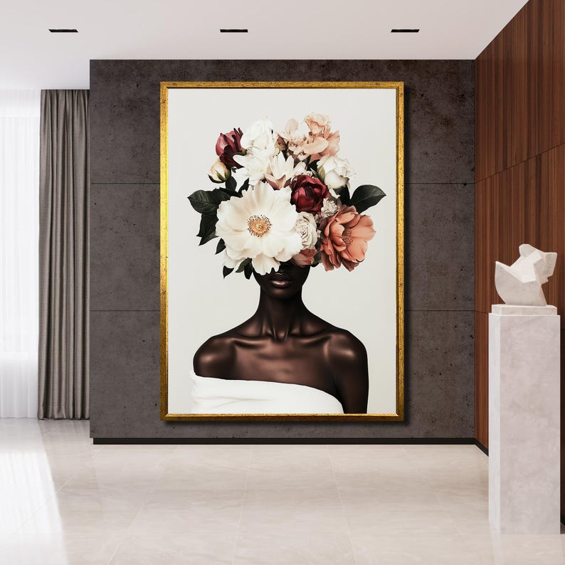 K&ouml;nnte beinhalten: Ein Schwarzwei&szlig;portr&auml;t einer Person mit einer Blumenkrone auf dem Kopf. Die Blumen sind wei&szlig;, rosa und rot. Die Person tr&auml;gt ein wei&szlig;es Kleidungsst&uuml;ck.